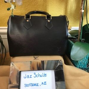 Nearly perfect Louis Vuitton épi Speedy 25, black.